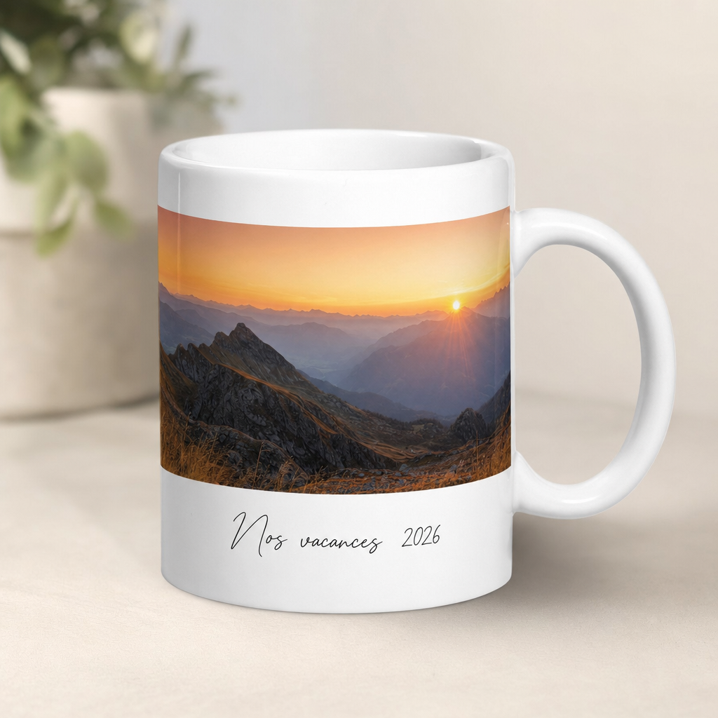 Mise en situation : mug personnalisé avec une photo panoramique de montagnes et un texte manuscrit