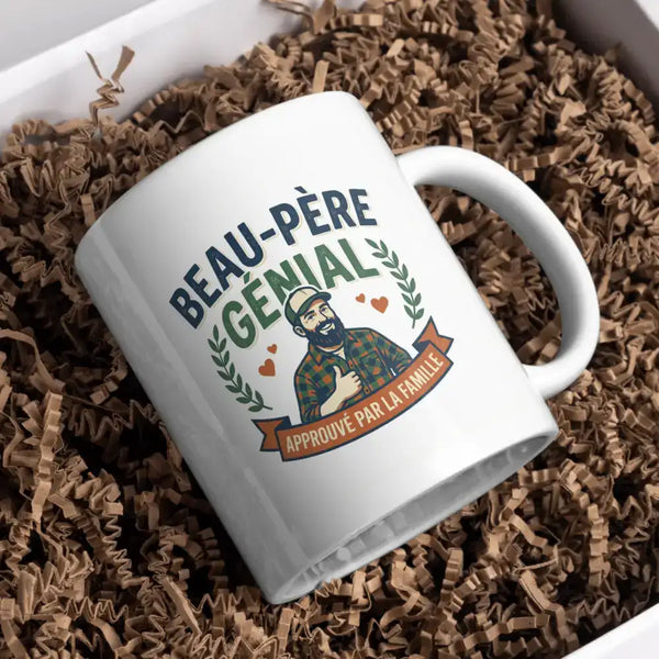 Tasse en céramique blanche arborant une illustration de dessin animé d’un homme barbu portant une chemise à carreaux et une casquette, entouré de couronnes de laurier vertes et de cœurs orange avec le texte « beau-père génial » et « approuvé »