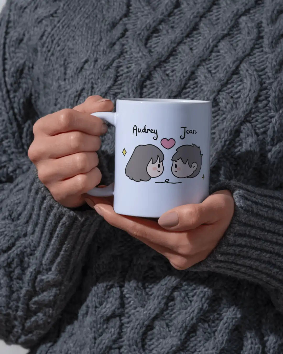 Tasse en céramique avec design de couple cartoon, fond blanc et couleurs pastel.